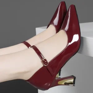 Sapatos Moda Feminina - Couro Envernizado Com Fivela e Correia.