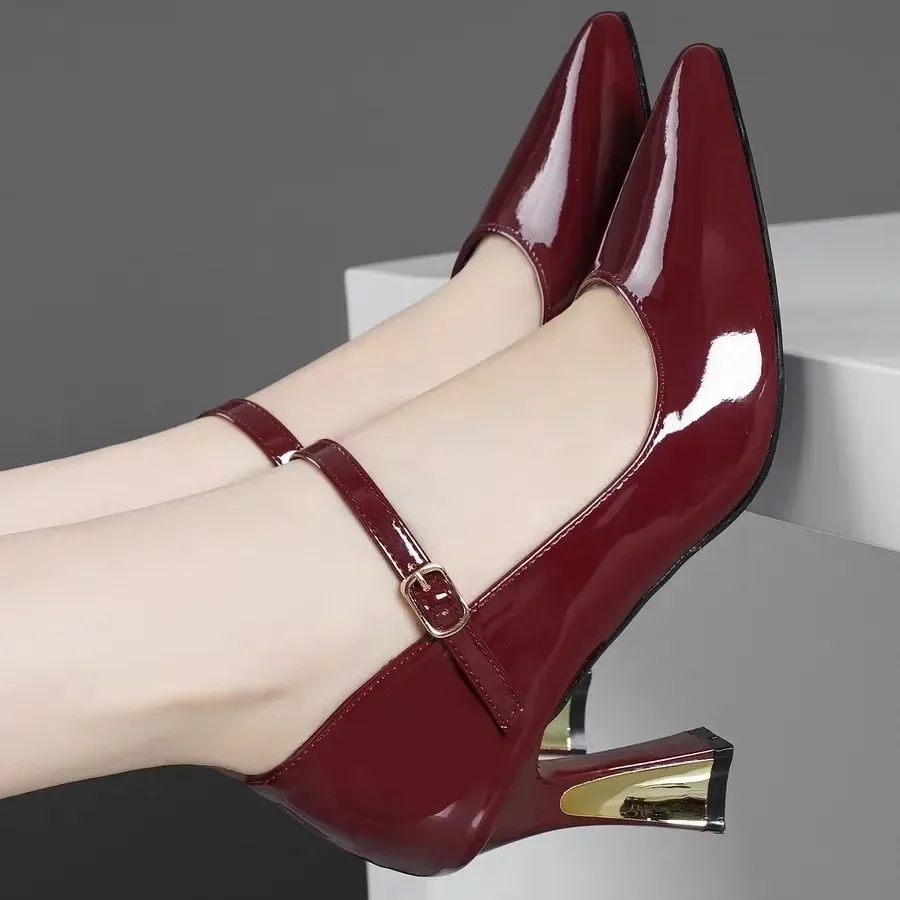 Sapatos Moda Feminina - Couro Envernizado Com Fivela e Correia.